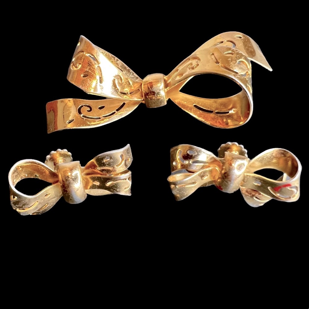 Vintage CORO Brooch Earrings Jewelry Set Bows Ribbons Designer Signed